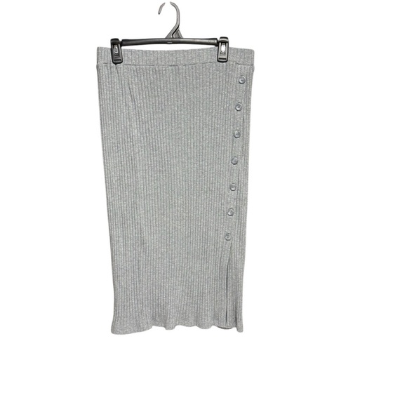 Time and Tru Dresses & Skirts - Time & Tru size large 12/14 Gray Ribbed Skirt button detailing side slit